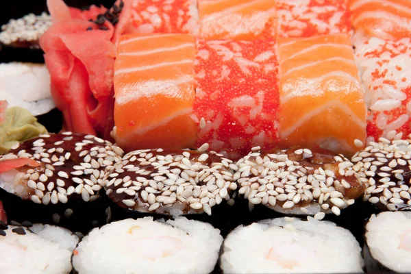 Duży zestaw Sushi IB czarne plastikowe pudełko na białym tle, widok z góry — Zdjęcie stockowe