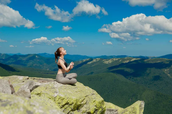 Ragazza che fa yoga esercizio loto posa in cima alla montagna. — Foto Stock