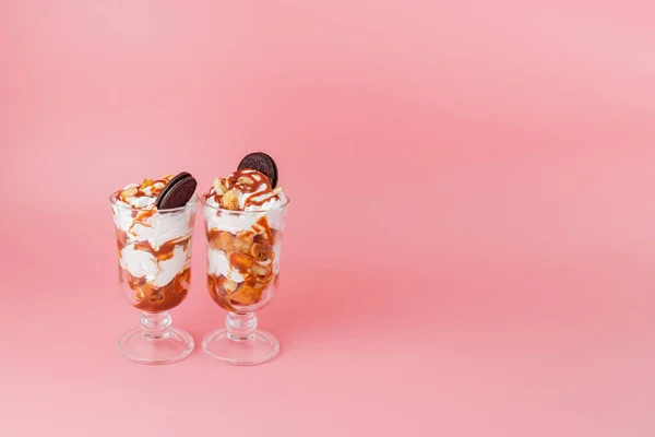 Солодкий десерт в склянці з печивом і збитими вершками на рожевих б — стокове фото
