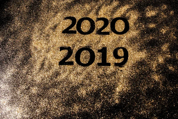 デザインのための黒の背景に2019年から2020年の美しい輝く黄金の数、幸せな新年のコンセプト — ストック写真