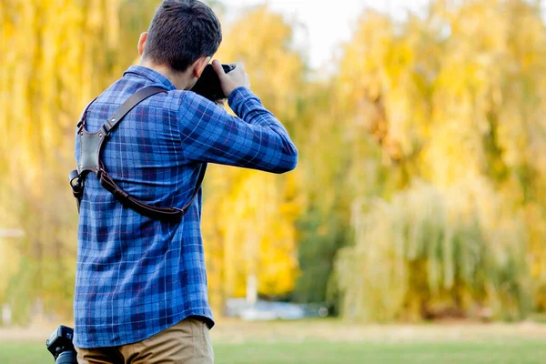 Профессиональный фотограф в действии с двумя камерами на плечевых ремнях — стоковое фото