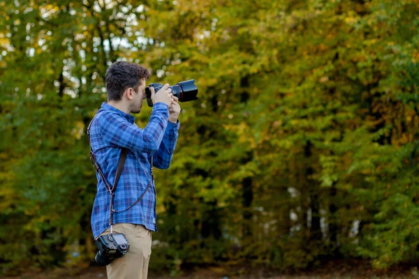 Fotógrafo profissional em ação com duas câmeras em uma alça — Fotografia de Stock