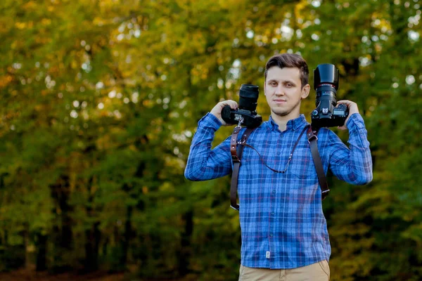 Fotógrafo profissional em ação com duas câmeras em uma alça — Fotografia de Stock