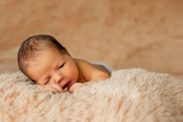 Bayi Yang Baru Lahir Tertidur Beristirahat Dengan Tangan Dan Sikunya — Stok Foto