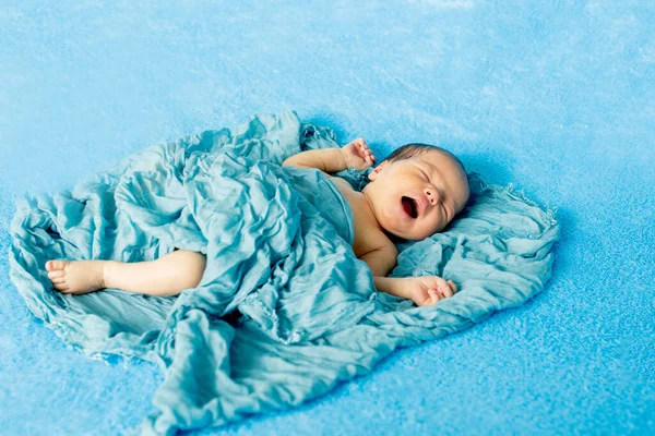 Bayi Laki Laki Yang Baru Lahir Berusia Hari Terbaring Punggungnya — Stok Foto