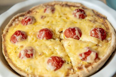 Tavuklu, domatesli ve peynirli ev yapımı kiş lorraine. Fransız mutfağı. Seçici odaklanma. Üst Manzara. Boşluğu kopyala.