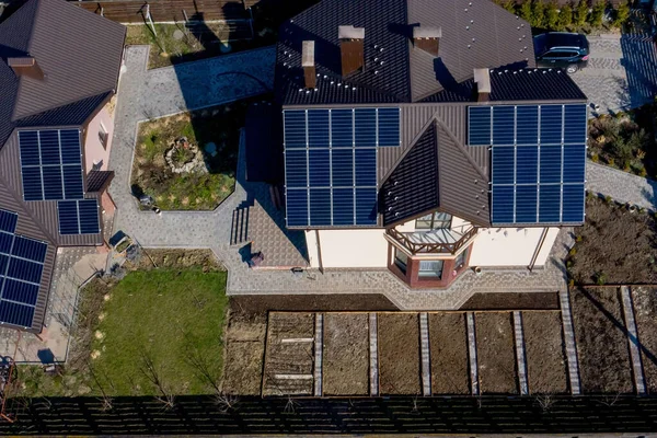 Nova Casa Com Jardim Painéis Solares Telhado — Fotografia de Stock