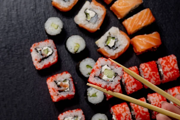 Zestaw Sushi Roll Czarnym Łupku Tło Jedzenie Ryby Filadelfia Japoński — Zdjęcie stockowe