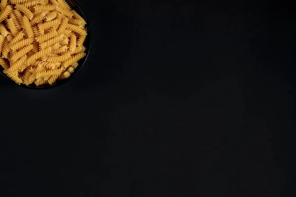 Fusilli Pasta Над Черным Фоном Концепция Приготовления Пищи Вид Сверху — стоковое фото