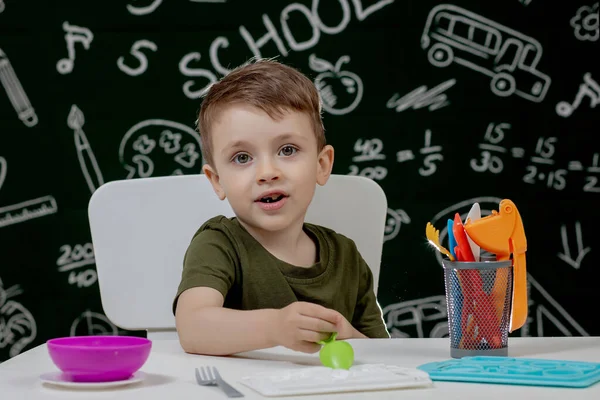 Cute Little Boy Formy Plastycyny Stole Tablicy Tle Gotowy Szkoły — Zdjęcie stockowe