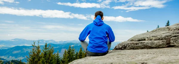 Giovane Che Yoga Meraviglioso Luogo Montagna Nuova Era Energia Meditazione — Foto Stock