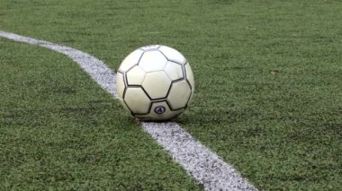 Ukrayna, Kyiv - 19 Aralık 2019: Düşük kesimli futbol oyuncusunun çimenlerde top attığı sahne