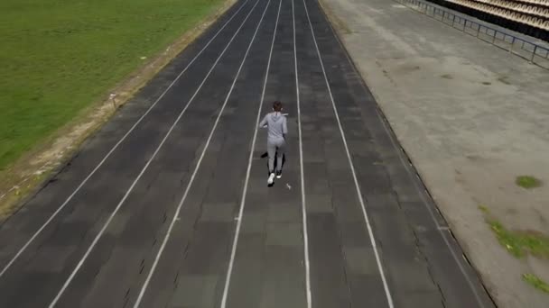 陸上競技場を走る男の少年を追跡 — ストック動画