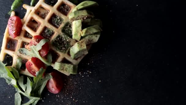 Waffles Belgas Assados Frescos Com Arugula Tomates Abacate Preto Uma — Vídeo de Stock