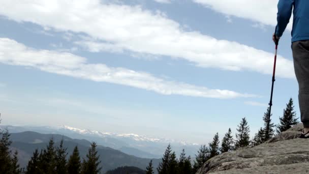 Giovane Escursionista Che Raggiunge Cima Della Montagna Alza Mani Avventuriero — Video Stock