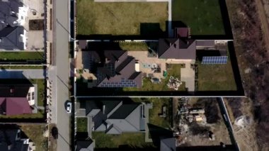 Ukrayna 'daki konutların havadan görünüşü, kimisi çatı panelleri üzerine inşa edilmiş.