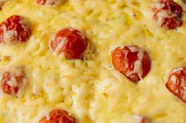 Tavuklu, domatesli ve peynirli ev yapımı kiş lorraine. Fransız mutfağı. Seçici odaklanma. Üst Manzara. Boşluğu kopyala.