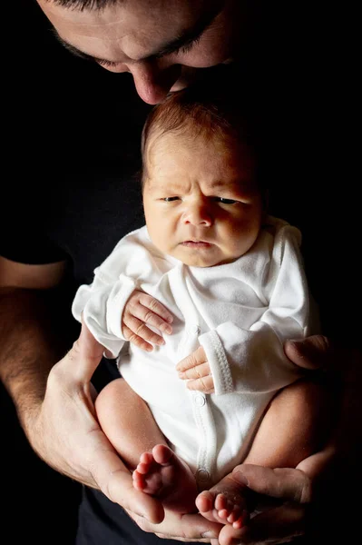 Padre Sosteniendo Hijo Días Mano Sobre Fondo Negro Bebé Acostado —  Fotos de Stock