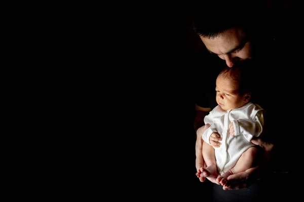 Padre Sosteniendo Hijo Días Mano Sobre Fondo Negro Bebé Acostado — Foto de Stock