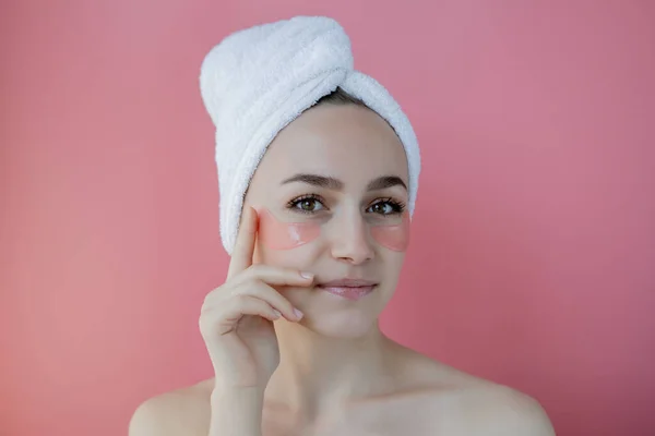 Retrato Mulher Beleza Com Manchas Nos Olhos Sobre Fundo Rosa — Fotografia de Stock