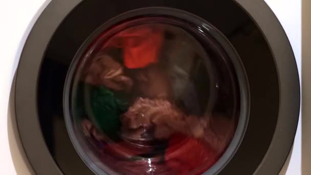 Close Industriële Wasmachine Wast Gekleurde Kleding Wit Linnen Witte Gestreepte — Stockvideo