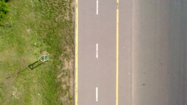 Şehirdeki bisiklet yolu üzerindeki bisiklet tabelaları.