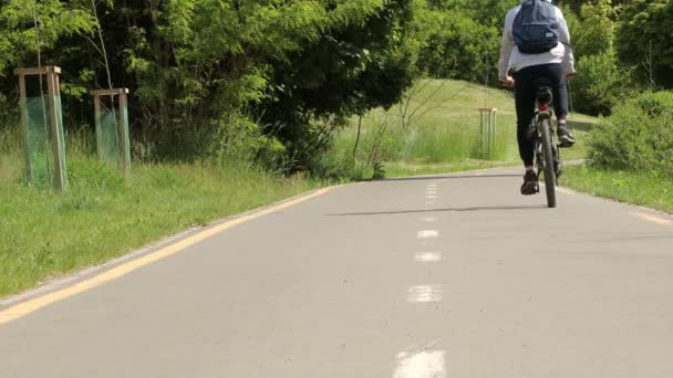 Jízda Kole Městském Pruhu Stín Nepoznatelného Cyklisty Kole Projíždějící Městskou — Stock video