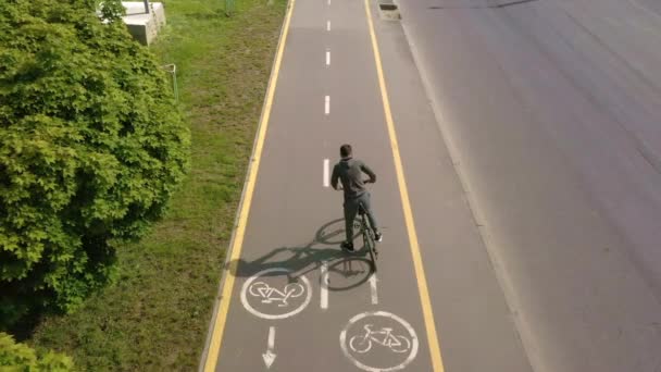 Letecký Dron Záběry Cyklisty Jedoucího Krásné Městské Silnici Atheltic Trénink — Stock video