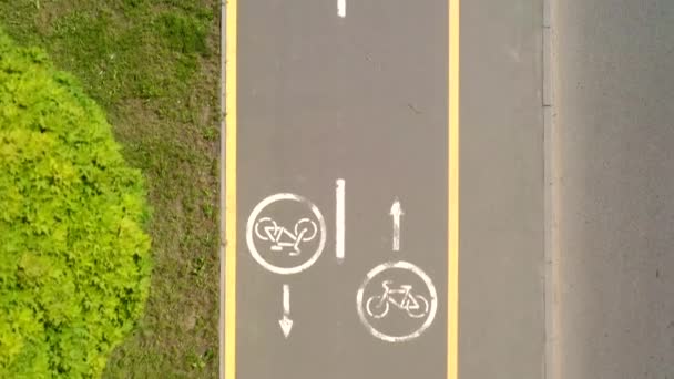 Fahrradschilder Auf Dem Radweg Der Stadt — Stockvideo