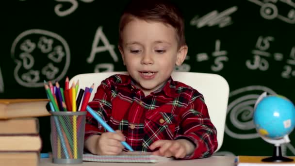 Хлопчик Дошкільного Віку Робить Шкільне Домашнє Завдання Шкільний Хлопчик Щасливим — стокове відео