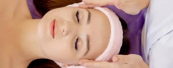 Masaje Facial Primer Plano Mujer Joven Recibiendo Tratamiento Masaje Spa —  Fotos de Stock