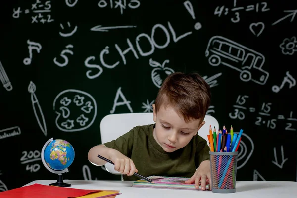 Ödevi Yapan Sevimli Çocuk Masada Çizim Yapan Zeki Bir Çocuk — Stok fotoğraf