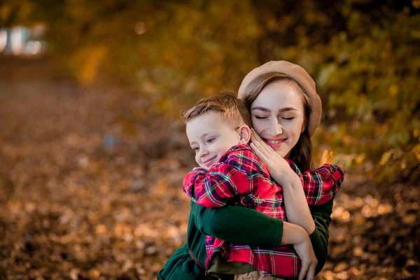 Щаслива Молода Мати Бавиться Своїм Маленьким Сином Теплий Осінній День — стокове фото