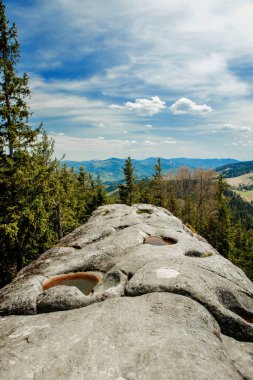 Dağdan Karpatlar 'ın dağ manzarası üzerine yazılmış taşa bak.