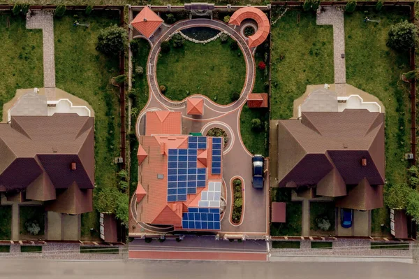 带有蓝色面板的新现代住宅别墅的空中俯瞰图 可再生能源生态绿色能源生产概念 — 图库照片