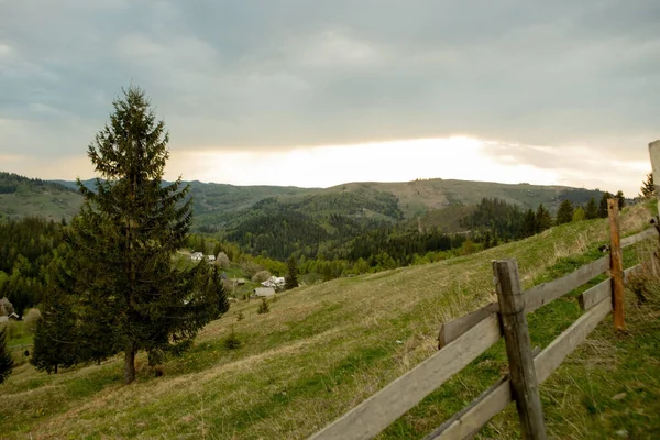 Soluppgång Fjällandskapet Karpaterna Ukraina Europa Skönhetsvärlden Retrofiltrerad Instagram Toning Effekt — Stockfoto