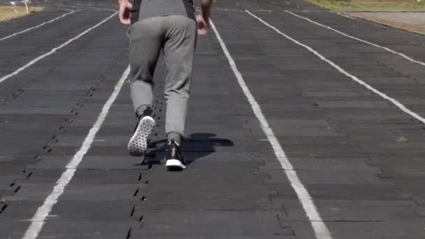 Circuit Lopers Man Jongen Draait Het Stadion — Stockvideo