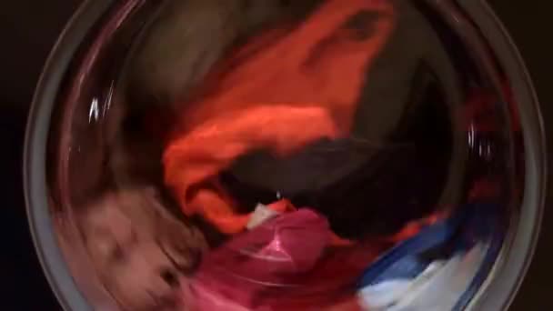 폐쇄형 산업용 세탁기는 유색의 줄무늬 실린더 세탁소 — 비디오
