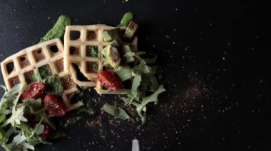 Masada Belçika waffle 'ı ile nefis bir kahvaltı yapan bir kadın, yakın plan. Kahvaltı konsepti