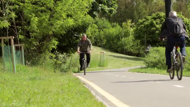 Ivano Frankivsk Mayo 2020 Paseo Bicicleta Por Carril Urbano Sombra — Vídeo de stock