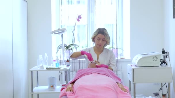 Ultrazvukové Škrábání Mladá Žena Podstupuje Ultrazvukovou Kavitaci Očistu Obličeje Kosmetologie — Stock video