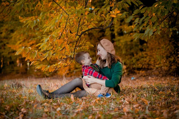 Glad Ung Mamma Leker Och Har Roligt Med Sin Lilla — Stockfoto