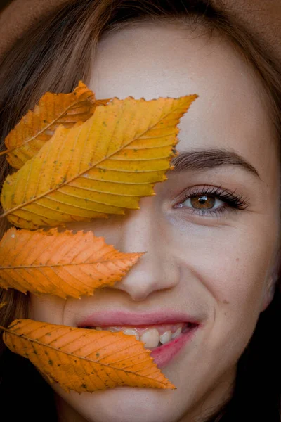 Schöne Mädchen Gehen Herbst Freien Lächelndes Mädchen Sammelt Herbst Gelbe — Stockfoto