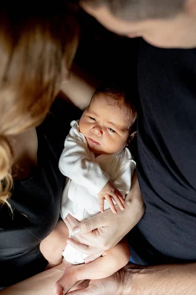 Joven Padre Madre Sosteniendo Hijo Recién Nacido Mamá Papá Bebé — Foto de Stock