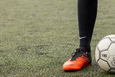 Kyiv, Ukrayna - 17 Ağustos 2019 futbol topu ayaklarıyla futbol sahasında