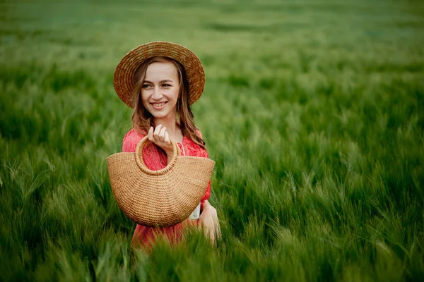 Retrato Jovem Mulher Vestido Chapéu Campo Verde Cevada Campo Momento — Fotografia de Stock