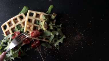Masada Belçika waffle 'ı ile nefis bir kahvaltı yapan bir kadın, yakın plan. Kahvaltı konsepti