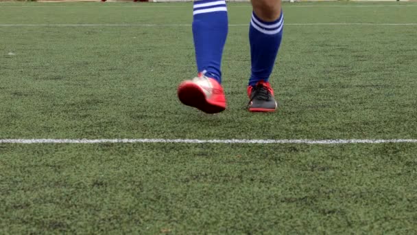 ウクライナ キエフ 2019年12月19日 芝生の上でランニングやシュートボールを取るサッカー選手の低セクションショット — ストック動画
