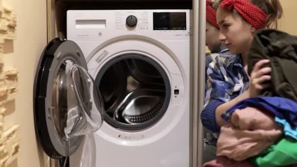 Kvinna Tvättar Kläder Kvinna Lägger Kläder Tvättmaskinen Hushållsarbete — Stockvideo