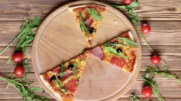 Mensen Nemen Plakken Pizza Met Hun Handen Pizza Handen Dicht — Stockvideo